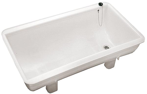 Eine weisse halbzylinderförmige Kunststoffwanne, mit Ausguss rechts und dazugehörigem schwarzen Stopfen, angemacht an eine kleine Kette 