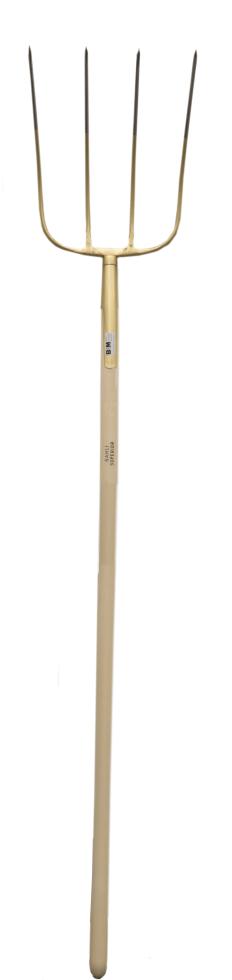 Eine messingfarbene Heugabel, Stiel nach unten, mit drei Zinken