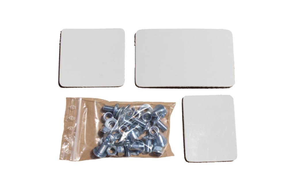 Drei graue Kunststoffplättchen mit abgerundeten Ecken, ein rechteckiges oben rechts, ein quadratisches oben links ein kleines rechteckiges unten rechts und ein Schraubenset unten links