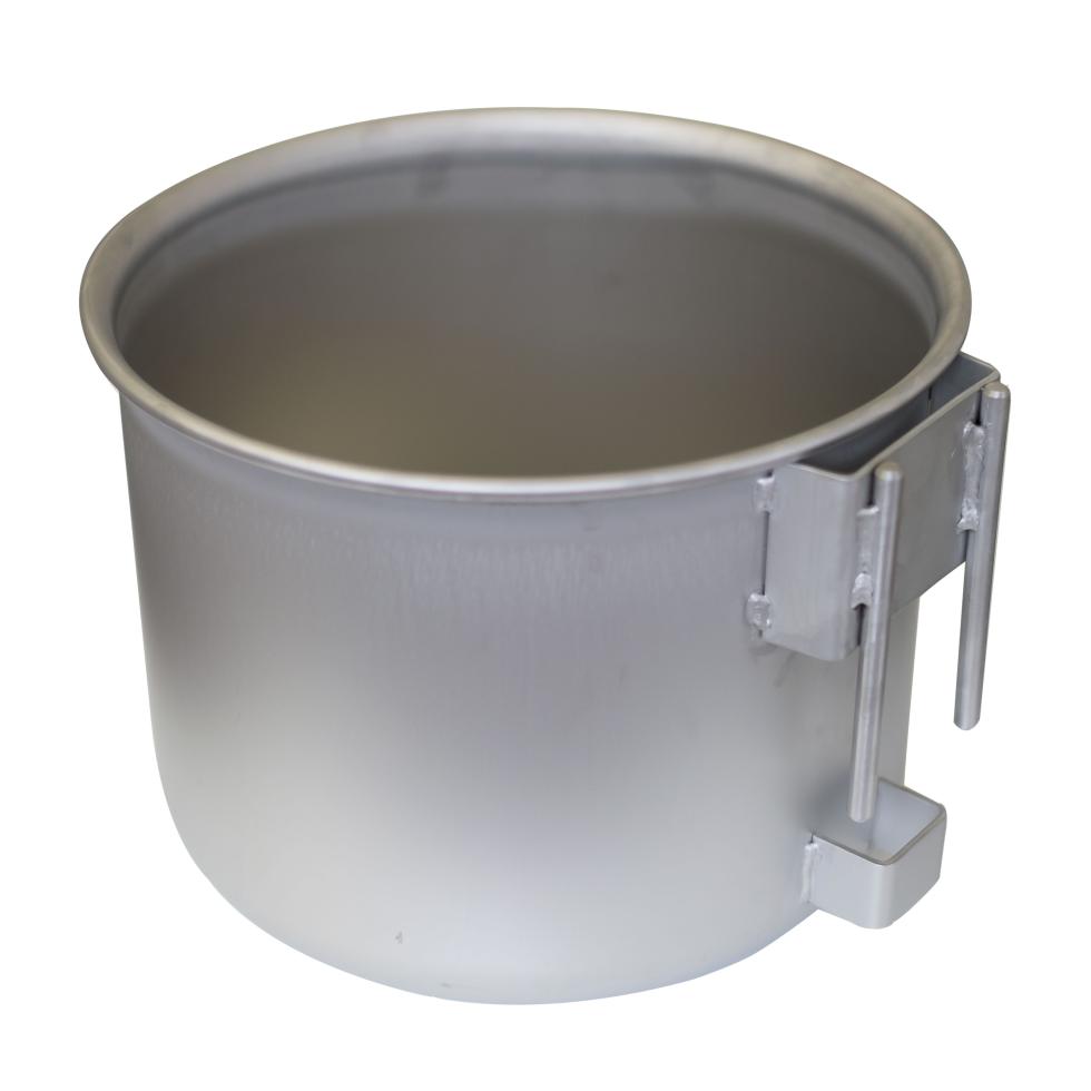 Ein metallener, eimerförmiger Futtertrog, metallic, mit leicht nach aussen gebogener Kante und einer Aufhängung, bestehend aus zwei doppelt gewinkelten Flacheisen und zwei senkrecht daran befestigten 