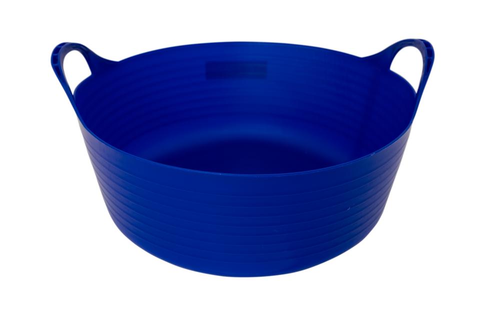 Ein runder, elastischer Futter- und Wassertrog mit zwei Tragegriffen, dunkelgrüner Kunststoff, Ansicht halbhoch