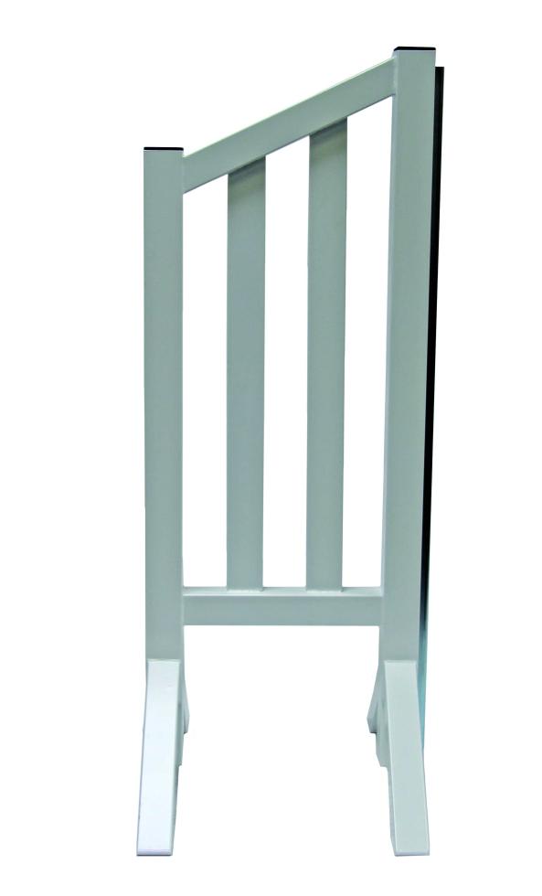 weisser Alusprungständer, Auflageleiste rechts, abgeschrägter Oberkante, Waagerechter Unterkante, vier senkrechten Balken dazwischen, vier Füssen, Frontalansicht