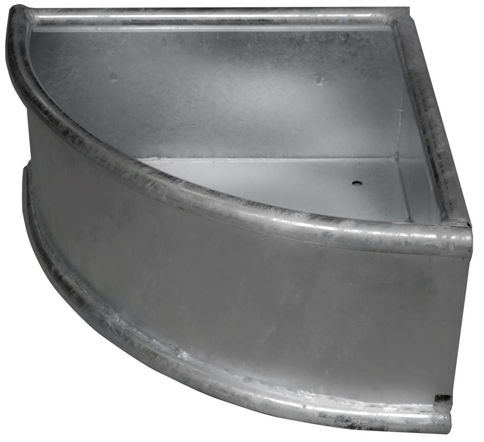 Ein viertelkreisförmiger Pferdetrog, verzinkt, oben und unten umlaufender Rohrrahmen, vordere Seite leicht nach aussen gebogen, mit Auslaufstopfen, Ansicht von einer Seite, halbhoch