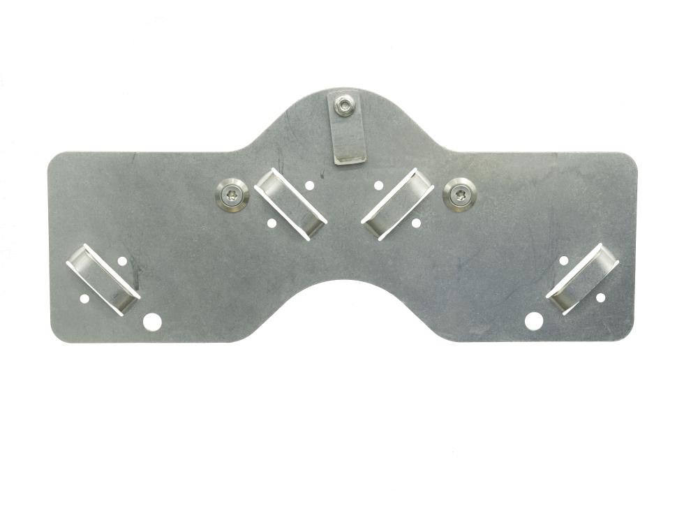 Flacheisen mit wellenartiger Ausbauchung in der Mitte und vier regelmässig angeordneter Haltelaschen für den dreibeinigen Halter, sowie vier Schrauben und oben zentral dem Sicherungshebel