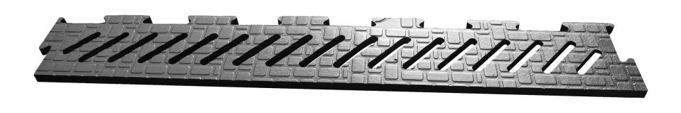 Ein längliches, aber dünnes Stück Puzzlematte, dreiseitig gepuzzelt, untere Längsseite flach diagonale Abflussschlitze, Mosaikprofil 
