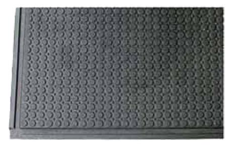 Schwarze Bodenschutzmatte genoppt mit Falz auf der linken Seite und der unteren Seite