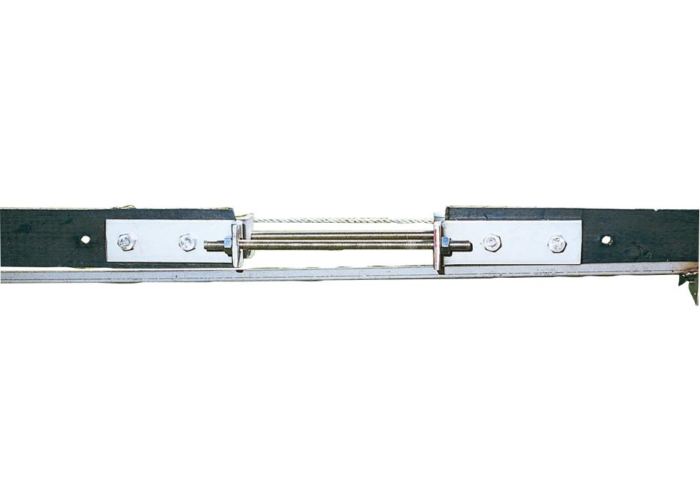 Ein Beo-Band Spannelement vor einer Wiese mit 4 mit zwei schwarzenBandenden verschraubten Winkeln, sowie zwei Gewindeverbindestücken aus Metall, Ansicht von der Seite