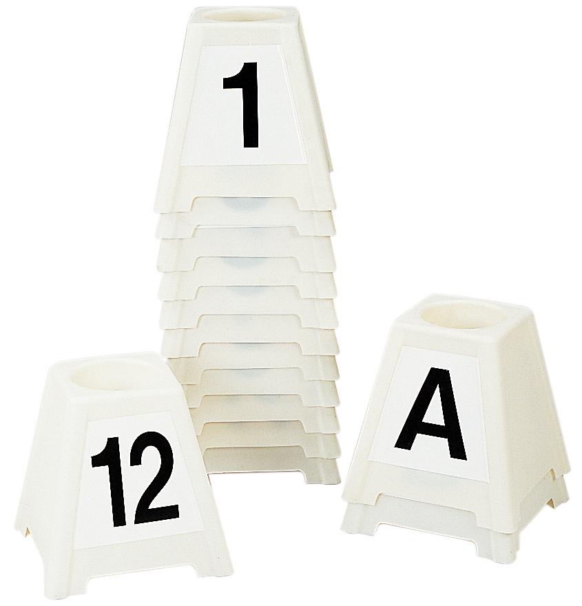 Zwanzig identische, hintereinander aufgestellte nummerierte Aufsteller aus weissem Kunststoff mit dreieckiger Seitenfläche und viereckiger Front, sowie drei Löchern auf der oberen Kante, schwarz numme