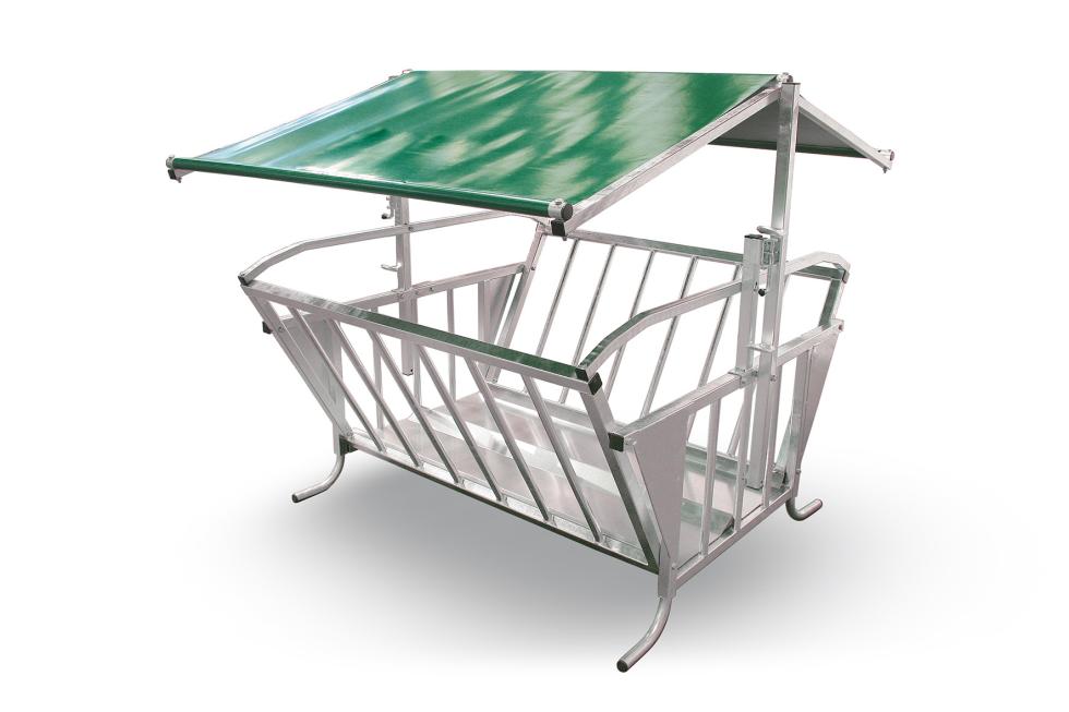 Ein Behandlungs- und Einfangstandstand mit Liegegitter und Schwenkachse, vorne zwei feste schwarze Räder, auf der Hinterseite ein schwarzes Brett