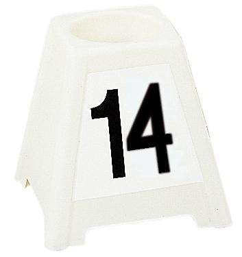 Zwanzig identische, hintereinander aufgestellte nummerierte Aufsteller aus weissem Kunststoff mit dreieckiger Seitenfläche und viereckiger Front, sowie drei Löchern auf der oberen Kante, schwarz numme