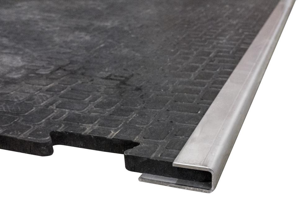 Der Querschnitt einer Gummimatte, endend mit einem u-förmigen Winkel, welcher auf der Gummimatte aufliegt, im rechten Winkel senkrecht der Seite hinunterfolgt und anschliessend wieder durch einen 90° 