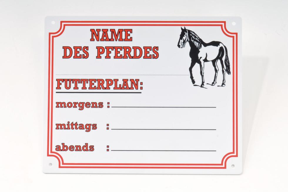Eine weisse Futterplantafel aus Kunststoff mit schwarz-weissem Pferd in der rechten oberen Ecke, rotem, doppeltem Rand mit runden Einbuchtungen in den vier Ecken sowie dem ausfüllbaren Feld «Name des 