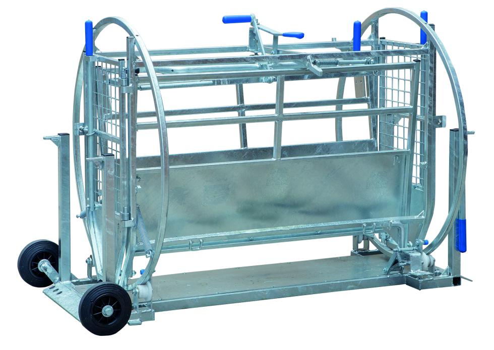 Ein Behandlungs- und Einfangstandstand mit Liegegitter und Schwenkachse, vorne zwei feste schwarze Räder, auf der Hinterseite ein schwarzes Brett