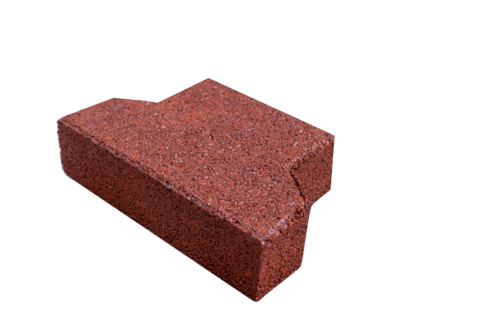 Ineinander verlegte, rote, Komfortex Gummigranulatpflastersteine, H-förmig, obere und rechte Kante mit länglichen Gummigranulatplatten begrenzt, längs und quer halbierte Pflastersteine für sauberen Ab