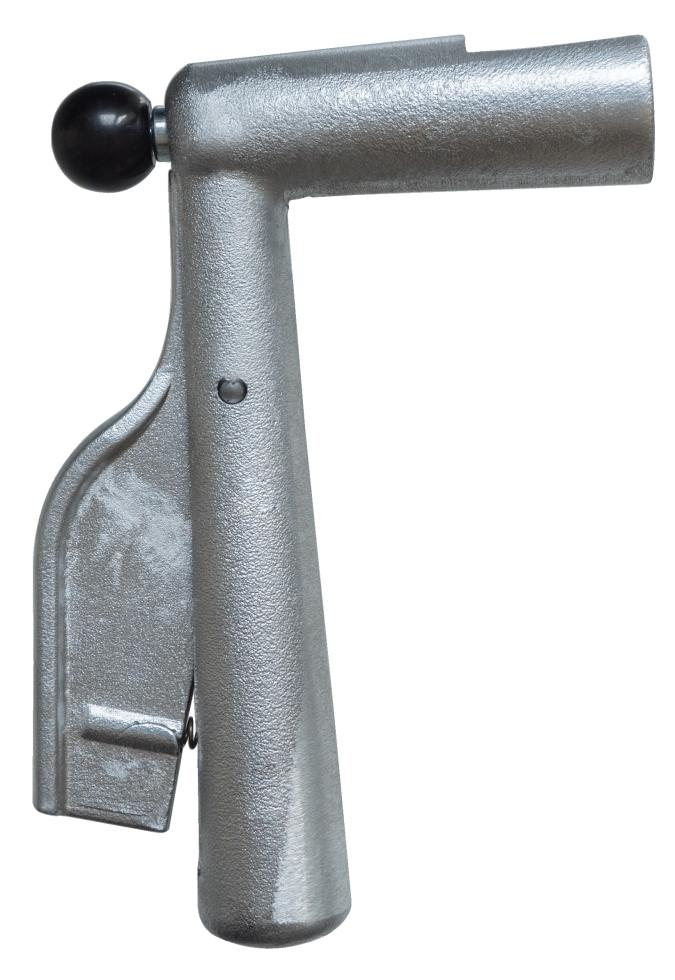 Ein gewinkeltes Gerät, röhrenförmig, mit einer Einkerbung auf der kürzeren, oberen Seite vorne, zum Einsatz von Stollen, geschwungener Hebel auf der oberen, längeren Seite, sowie ein kleiner schwarzer