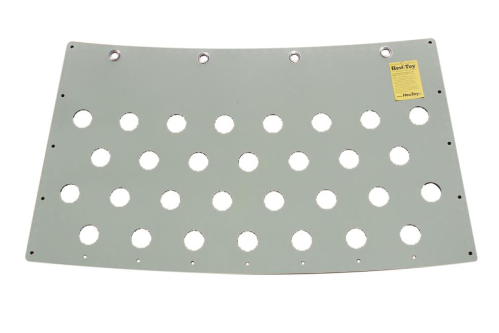 Eine flach ausgelegte grüne Wand eines Heu Toys, faustgrosse Löcher in den unteren beiden Dritteln, nahezu rechteckig, rundherum kleine Löcher zur Montage von Schrauben, an der oberen Kante vier Ösen 