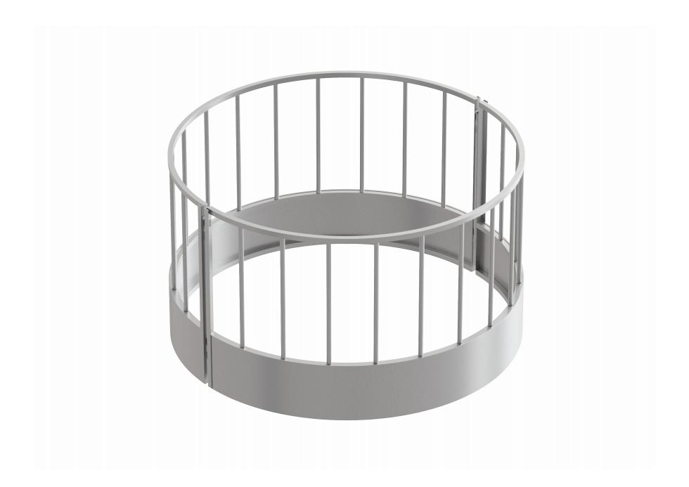 Rundraufe mit Blech an der unteren Seite und einem Metallrohrreifen an der oberen Kante, verbunden mit senkrechten Stangen, gefüllt mit Heu und einem fressenden Schaf