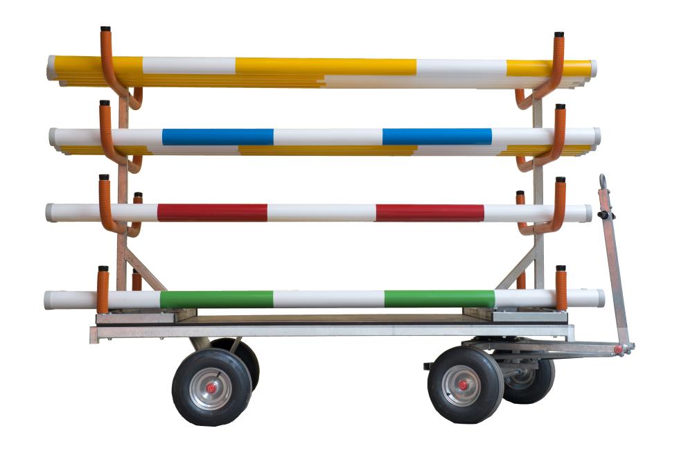 Zusehen ist ein Gestell mit 16 gebogenen Auflagerohrenmit gummierten Zapfen als Abschuss, acht Abteile, pro Seite jeweils vier Abteile senkrecht übereinander, verzinktes Gestänge. Hintere Seite, untere drei Abteile beispielhaft gefüllt mit gestreiften Sprungstangen, zweimal grün, zweimal blau, zweimal rot. Gestell liegt auf Wagen auf mit vier Rädern, flacher brauner Platte und Griff zum ziehen, Ansicht von der Seite